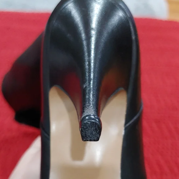 Elegant Black Leather Knee-High Boots - Picture 4 of 6